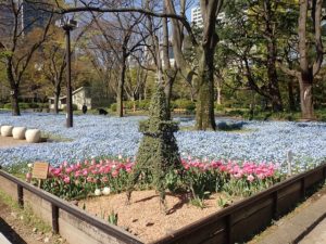 ブルーオーシャンに立つタワートピアリー