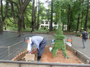 土壌改良剤をすきこむ轟理事