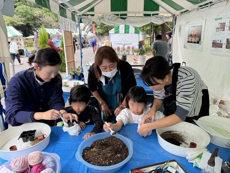 毛糸玉づくりを体験する子ども