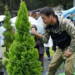 雨の中ご好評いただいたプロの刈り込み実演